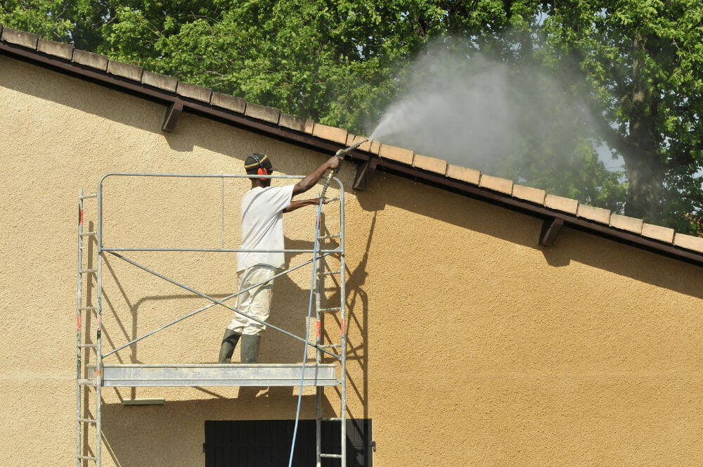 Nettoyer sa toiture avec de l'eau de javel : mauvaise idée