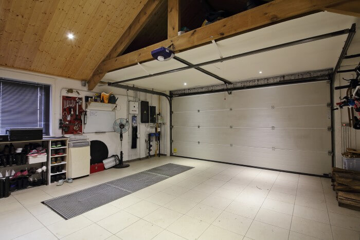 Comment bien isoler sa porte de garage ? Conseils et mode d'emploi