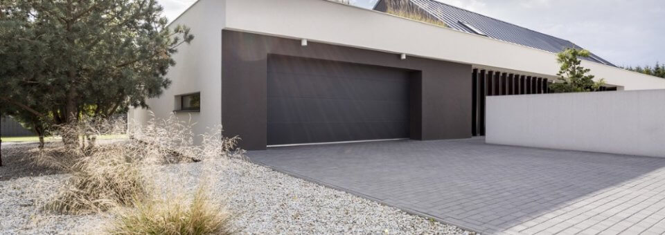Porte de garage sur mesure : personnaliser votre espace extérieur